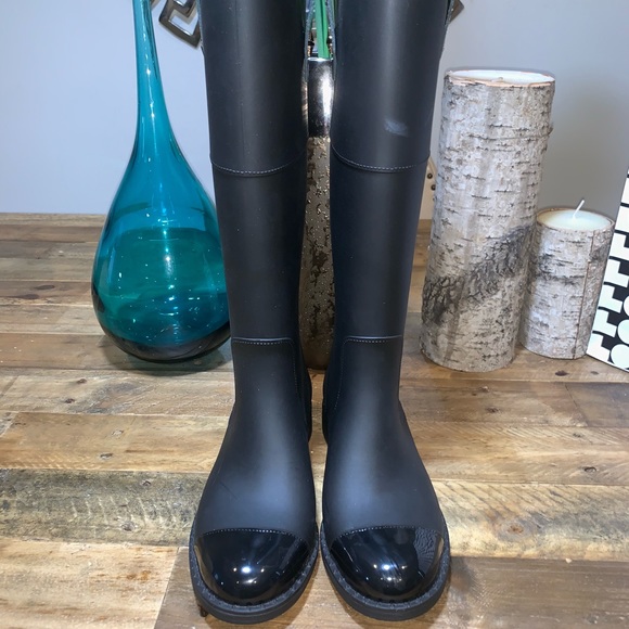 New Jimmy Choo Edith Flat Matt & Shiny Rain Boots - Picture 4 of 8